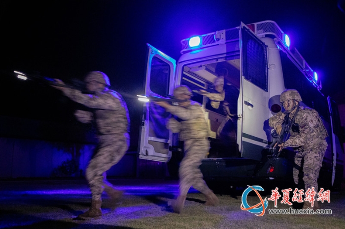 圖1：武警官兵迅速出動(dòng)。_副本