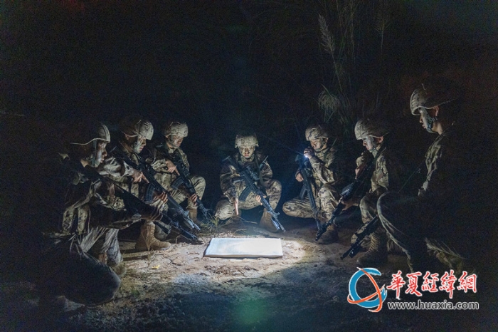 圖2：武警官兵在制定作戰(zhàn)計(jì)劃。_副本