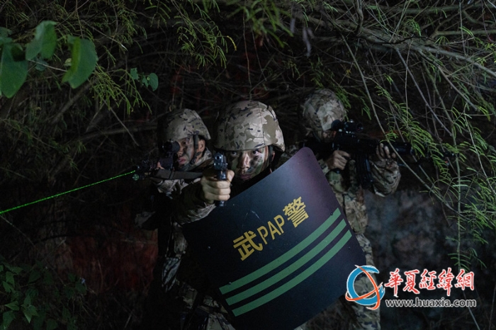 圖3：武警官兵交替掩護(hù)搜索目標(biāo)。_副本