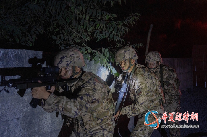 圖4：武警官兵隱蔽接近目標(biāo)。_副本