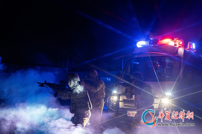圖5：武警官兵掩護(hù)隊(duì)友追擊目標(biāo)。_副本