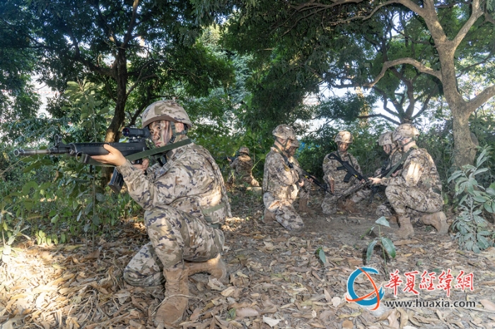 1、 武警官兵利用無人機偵察戰(zhàn)場環(huán)境。_副本