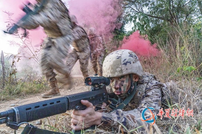 2、武警官兵快速出動。_副本