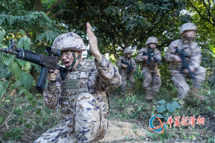 4、武警官兵交替掩護快速出動。_副本