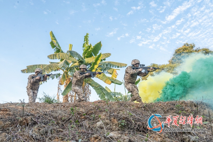 5、武警官兵沿山路搜索追擊。_副本