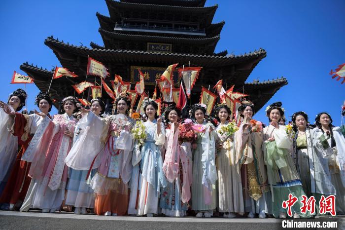 山東濟(jì)南：花朝節(jié)浪漫開場(chǎng)