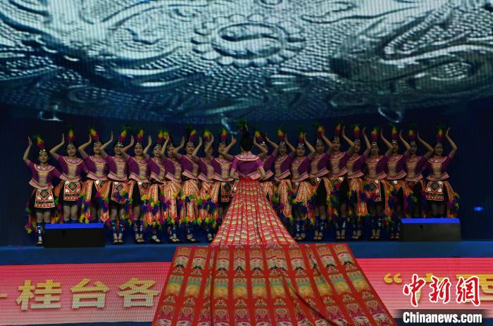圖為大聯(lián)歡活動現(xiàn)場舞蹈《樣樣美》表演。中新網(wǎng)記者 蔣雪林?jǐn)z