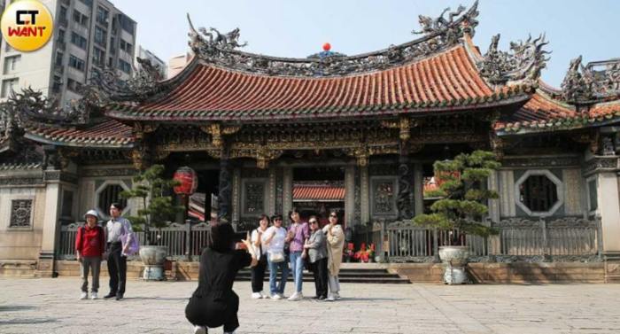 圖為國際旅客觀光景點(diǎn)龍山寺