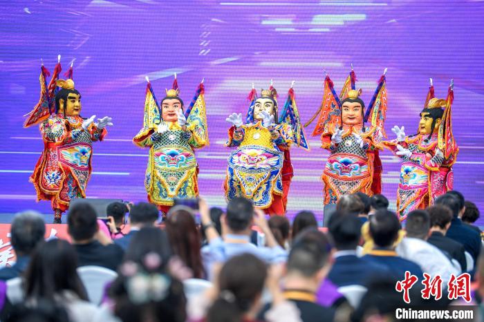 圖為臺灣圣義龍獅團帶來的表演《電音三太子》。記者 劉忠俊 攝