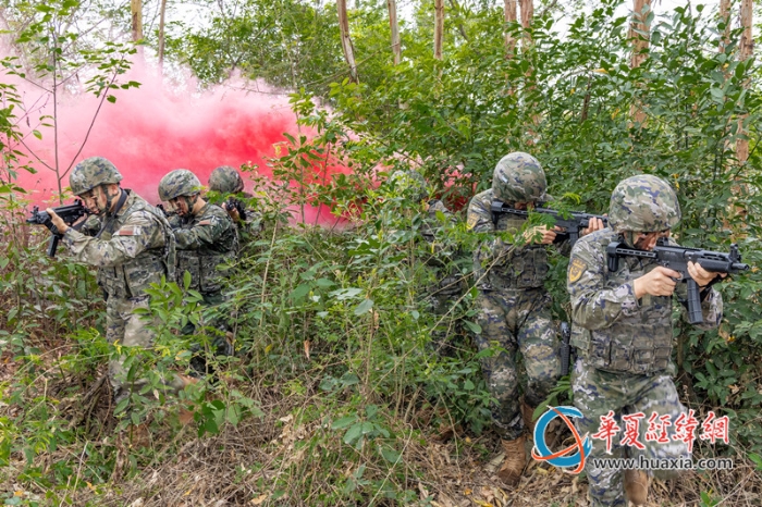 1、2025年4月16日，武警官兵進(jìn)行小組交替掩護(hù)搜索。_副本