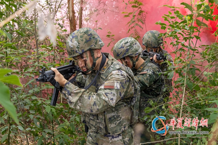3、2025年4月16日，武警官兵進(jìn)行戰(zhàn)術(shù)協(xié)同搜索_副本
