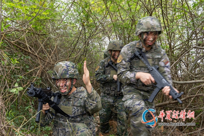 4、2025年4月16日，武警官兵掩護(hù)隊(duì)友快速追擊_副本