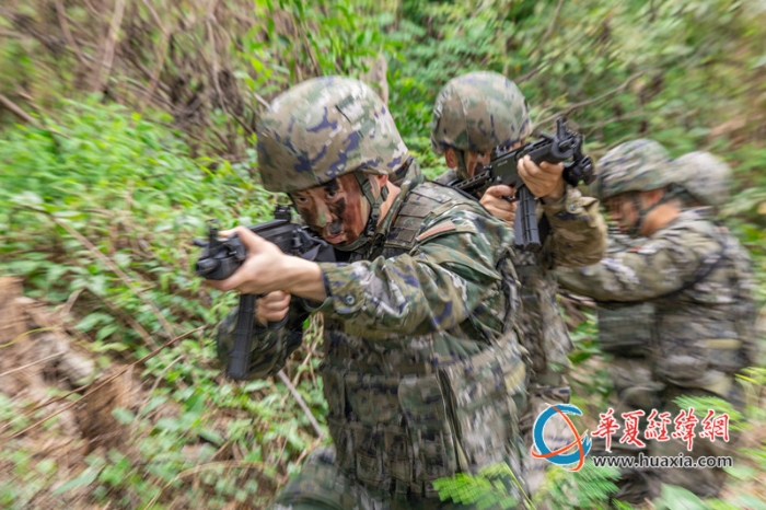 5、2025年4月16日，武警官兵進(jìn)行小組協(xié)同搜索_副本