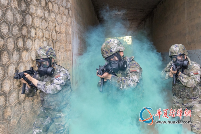 6、2025年4月16日，武警官兵穿越毒區(qū)追擊目標(biāo)_副本
