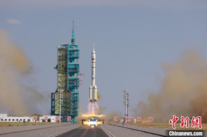 “神二十”升空“追星族”用鏡頭定格航天高光時(shí)刻