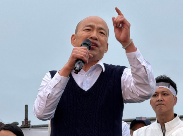 國民黨26日在凱道舉行“戰(zhàn)獨裁，凱道一起站出來！”活動，立法院長韓國瑜上臺致詞