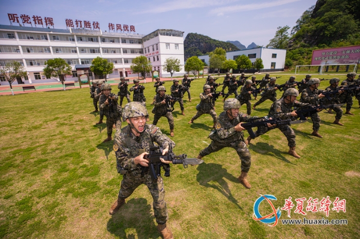 2、官兵進行刺殺訓練。施晨洲 攝 _副本