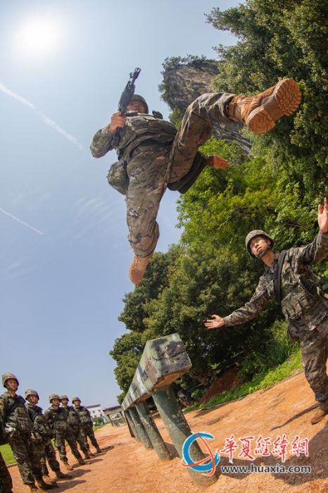 4、官兵開展實裝200米障礙訓練，圖為官兵通過獨木橋。農(nóng)文尖 攝_副本
