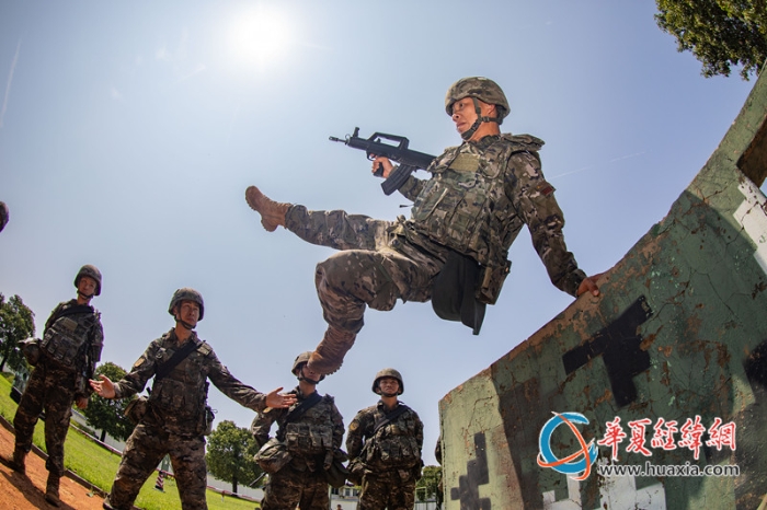 5、官兵開展實裝200米障礙訓練，圖為官兵翻越矮墻。農(nóng)文尖 攝_副本