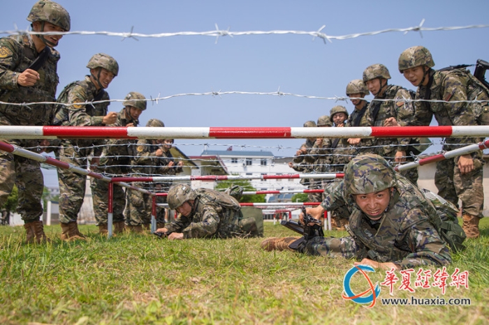 6、圖為武警官兵開展戰(zhàn)術(shù)基礎(chǔ)訓練。（施晨洲 攝）_副本