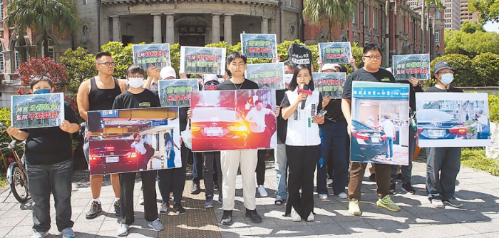 臺灣民眾黨2日到監(jiān)察院外舉行記者會，要求除了李俊俋外，其他涉嫌公器私用的監(jiān)委也應(yīng)追究責任