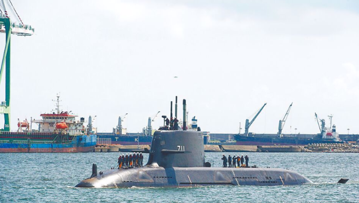 “海鯤號”17日上午從臺船碼頭啟動，自行通過高雄港二港口出海，展開首次海上測試