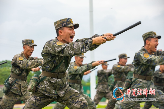 2、武警官兵進(jìn)行警棍盾牌訓(xùn)練。農(nóng)文尖 攝_副本