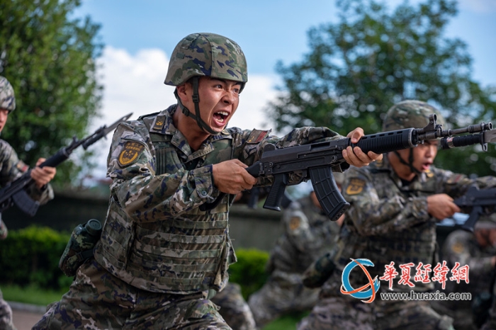 4、武警官兵進(jìn)行刺殺訓(xùn)練。李笑仙 攝_副本