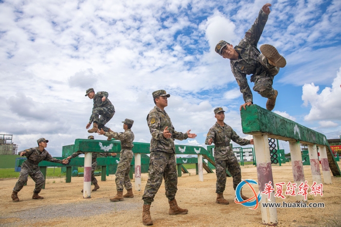 7、武警官兵進(jìn)行400米障礙訓(xùn)練。施晨洲 攝_副本