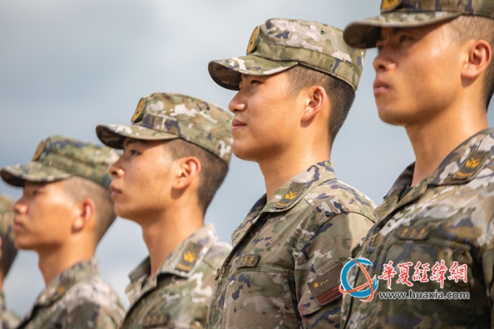 8、武警官兵進(jìn)行隊(duì)列訓(xùn)練。農(nóng)文尖 攝_副本
