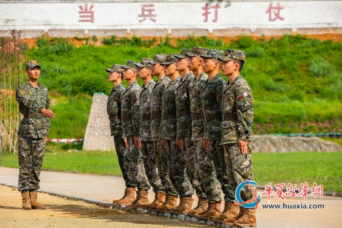 9、武警官兵利用臺(tái)階進(jìn)行隊(duì)列訓(xùn)練。李笑仙 攝_副本